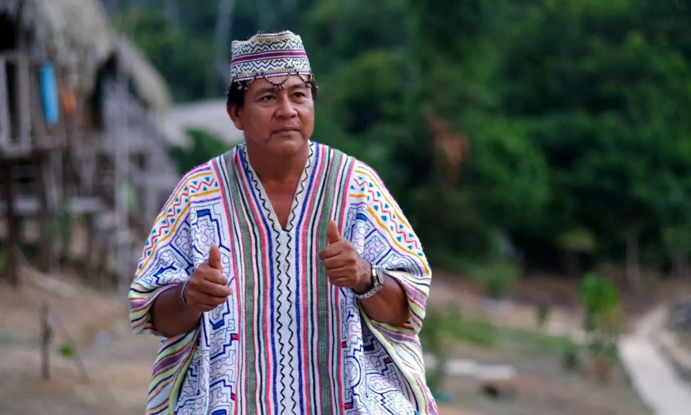 Don Enrique offers a double thumbs-up.